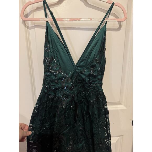 Lulu’s NWT emerald green sequence mini party dress - Picture 9 of 10